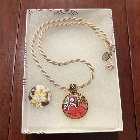 Magnabilities necklace and two inserts - Picture 2 of 4